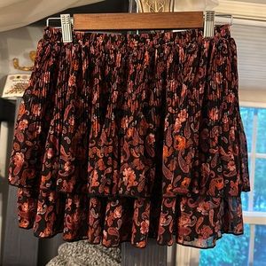 Adorable flowy layered paisley patterned mini skirt! 💋